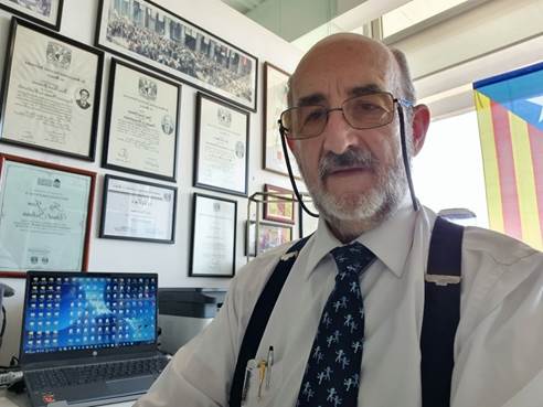 Imagen que contiene cuarto, hombre

Descripci�n generada autom�ticamente